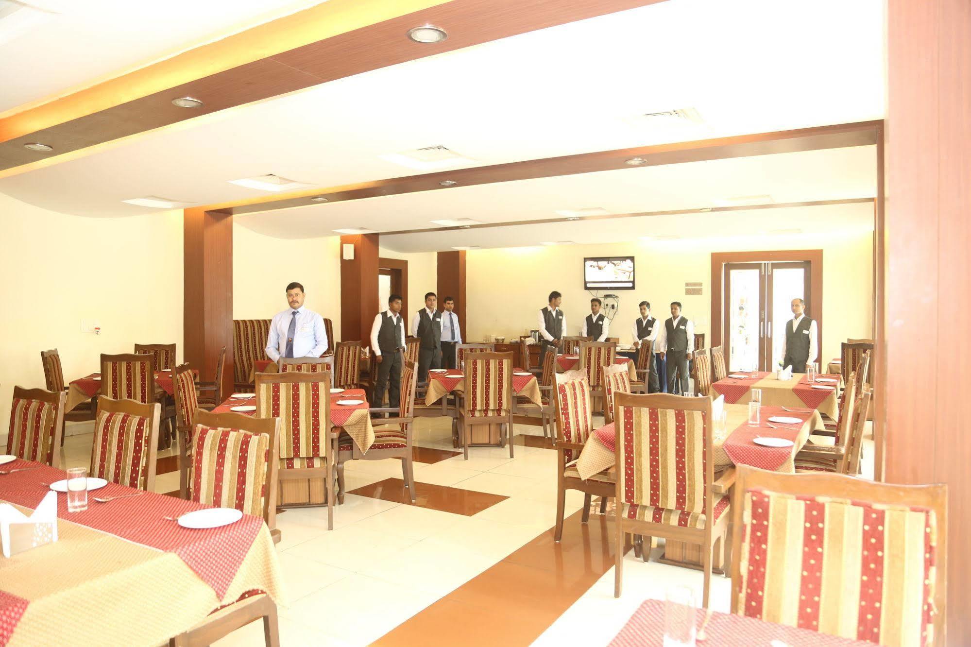 בהופאל Hotel Raja Bhoj מראה חיצוני תמונה